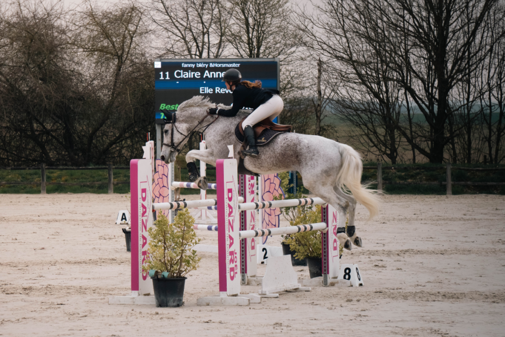 Reportage photo d'une cavalière en compétition équestre, capturant les moments clés de sa performance tout au long de la journée - Stratégies de communication percutantes